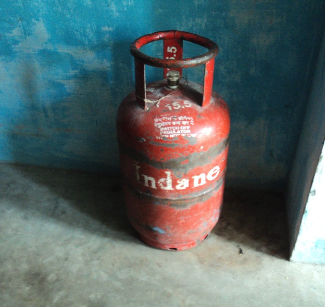 India US LPG imports 2027: Domestic Indane LPG cooking-gas cylinder photographed in Tamil Nadu, India